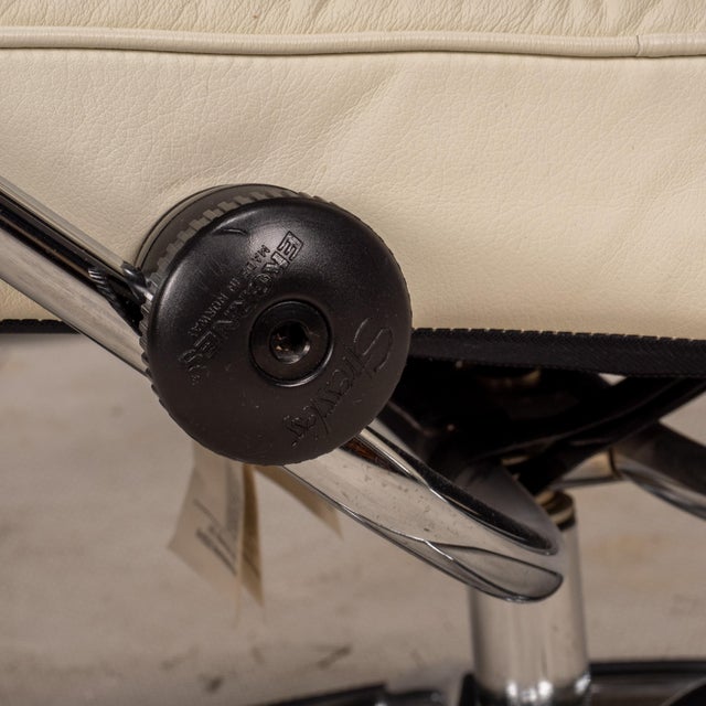1990s 1990s Ekornes Stressless Recliner Chair Cream Leather Chrome Base Medium Norway For Sale - Image 5 of 16