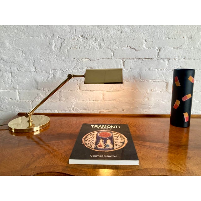 The measurements refer to the lamp in the position in which the lampshade and the two stems are perpendicular to the plane...