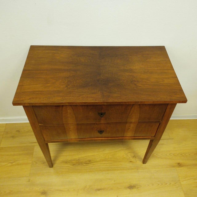 Small Biedermeier Chest of Drawers in Walnut Veneer, 1820 For Sale - Image 12 of 18