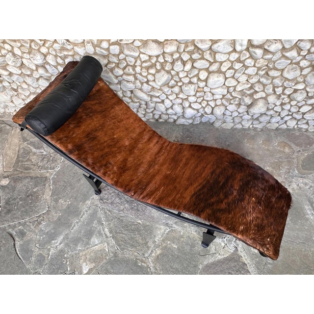 Black LC4 Chaise Lounge in Cowhide Leather and Black Steel by Le Corbusier, Perriand & Jeanneret for Cassina, 1970s For Sale - Image 8 of 18