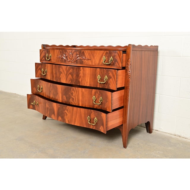 Baker Furniture Style French Regency Louis XVI Flame Mahogany Serpentine Front Chest of Drawers, Circa 1940s For Sale In South Bend - Image 6 of 15