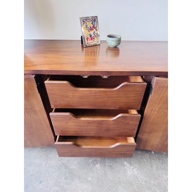 Brown 1960s American of Martinsville Low Dresser For Sale - Image 8 of 9