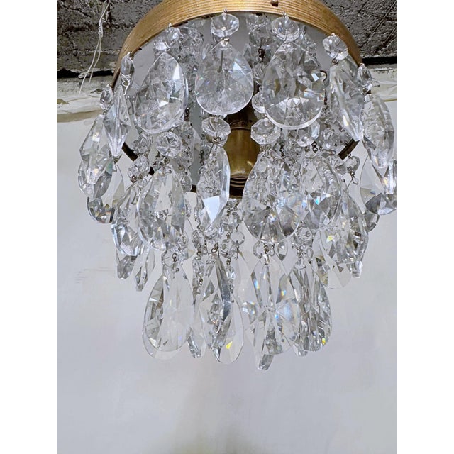 Metal Mid 20th Century Hollywood Regency Crystal Teardrop Chandelier With Ridged Brass Crown For Sale - Image 7 of 9