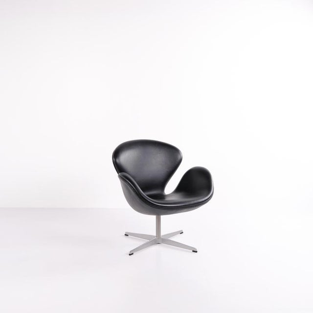 Swan Chair in Black Elegance Leather by Arne Jacobsen for Fritz Hansen, 2002 For Sale - Image 6 of 14