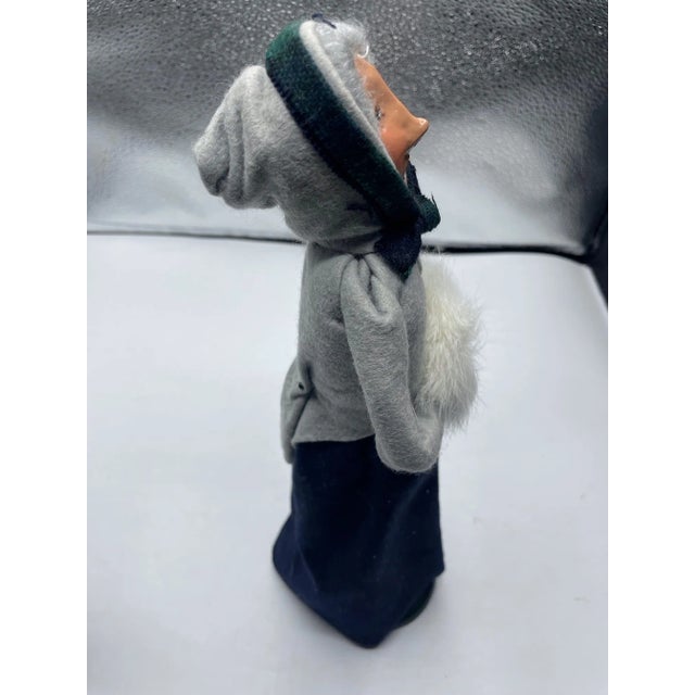 Vintage Carolers Byers Choice- a Pair For Sale - Image 4 of 10