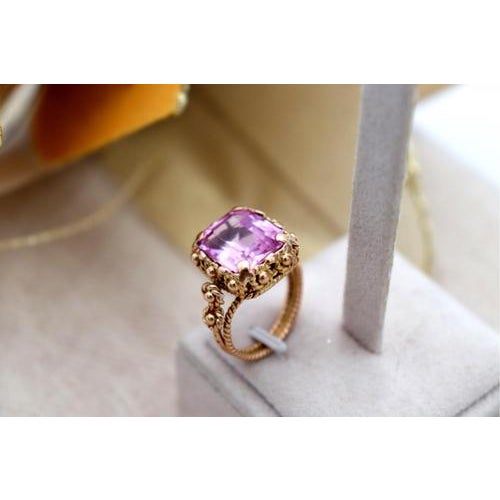 Gold ring with reliefs and application of cut synthetic pink ruby. Metal: Gold. Origin: Portuguese. Brand: Dragão. Weight:...