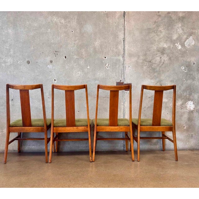 Elegant and timeless, this set of four vintage T-back dining chairs in the manner of Drexel showcases the brand’s classic...