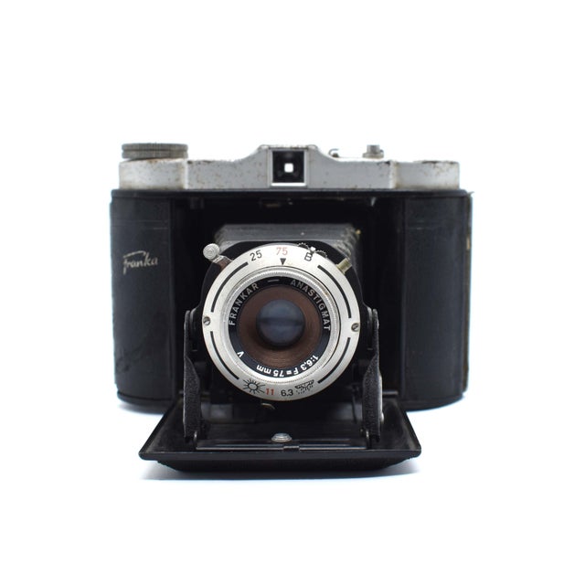 This authentic Franka Solida Jr. folding camera is a testament to the post-war German craftsmanship of Franka-Werk,...