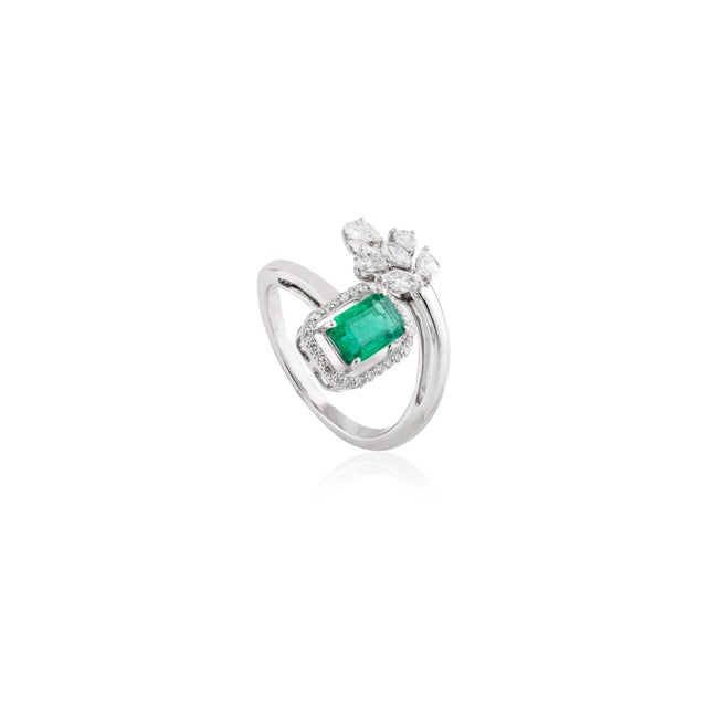 Emerald Ring Embellished With Cluster Diamond in 18k White Gold Size 7 For Sale - Image 4 of 12