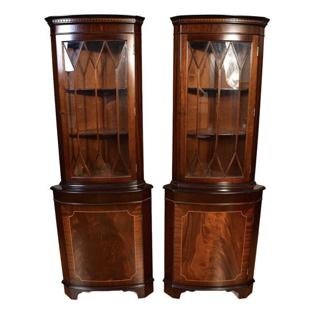 1950s Georgian Style Mahogany Inlaid Pair of Corner Display Cabinets 2 Keys For Sale
