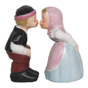 Swiss Napco International Sweetheart Kisser Salt and Pepper Shaker Set