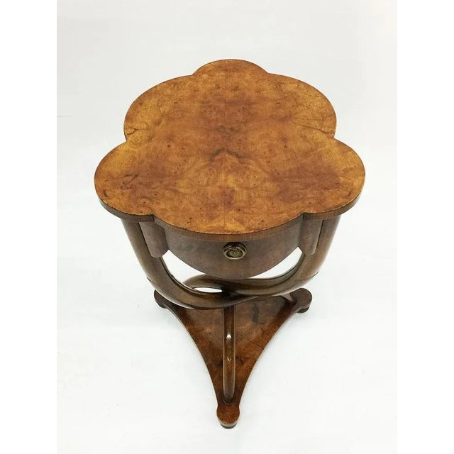 Burr walnut side table with curved legs, 20th century Burr walnut side table with curved legs on plateau with ball feet...