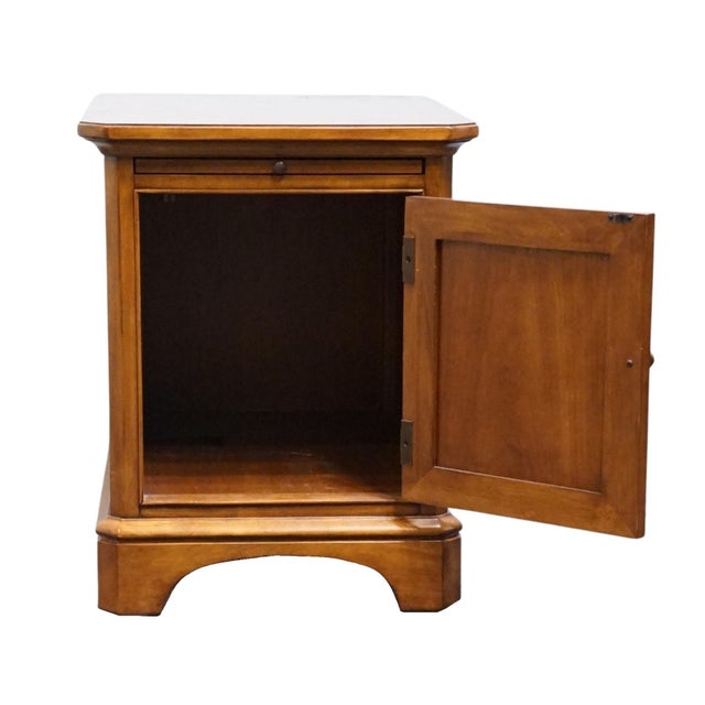 Late 20th Century Thomasville Furniture Cinnamon Hill Collection Cherry Contemporary Traditional 20" Accent Storage End Table 42731-320 For Sale - Image 5 of 11