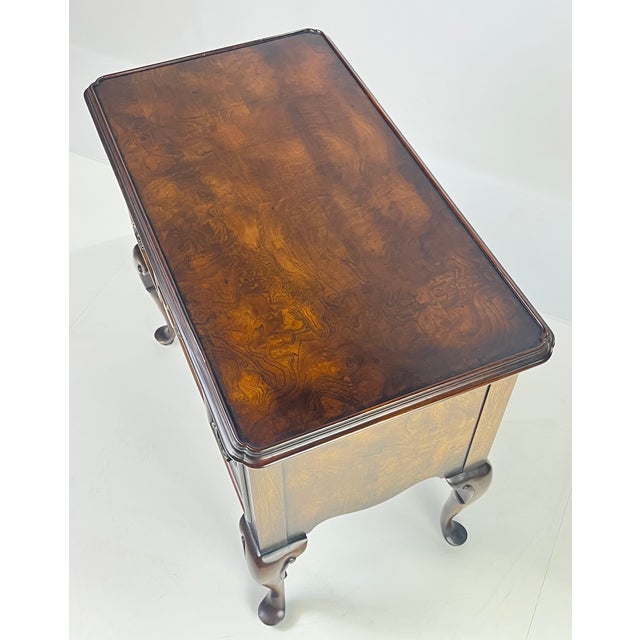 Queen Anne Vintage Hekman Queen Anne Style Walnut Burl Lowboy Dressing Table / Side Accent Chest For Sale - Image 3 of 15