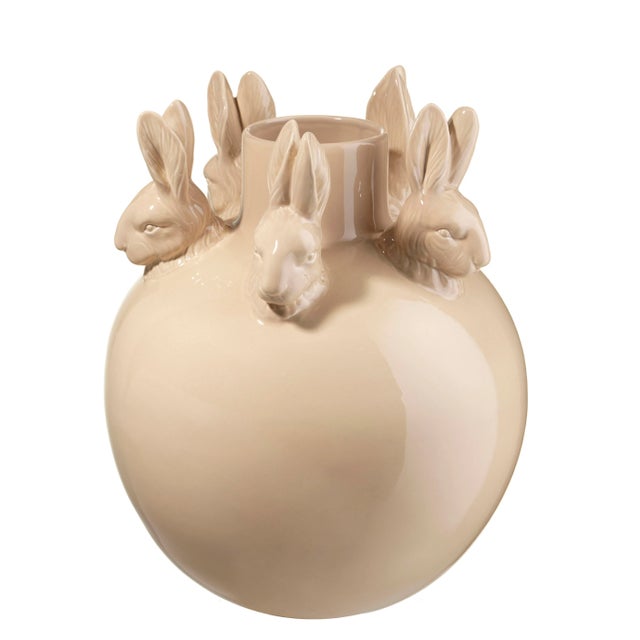 An important vase, decorated with a circle of animal figures: there is the rabbit Peter, the rhinoceros Sudan, the...