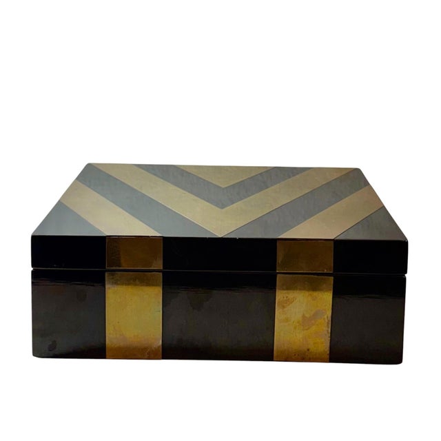 1970s Mid 20th Century American Black Lacquer Box With Brass Inlay For Sale - Image 5 of 10