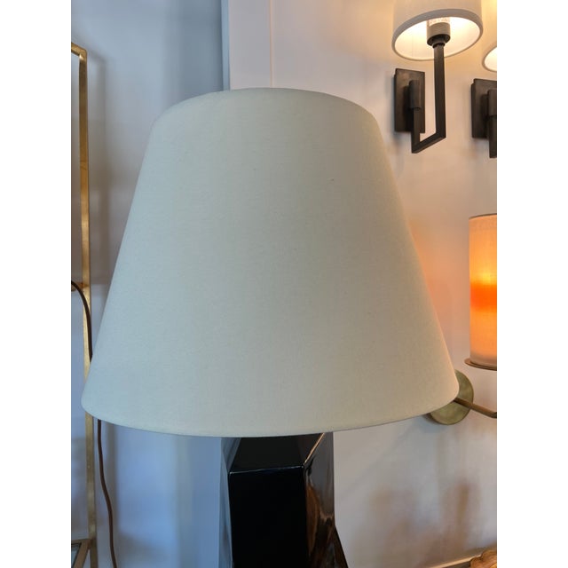 Visual Comfort. Black Faceted "Bayliss" Table Lamp With Linen Shade and Brass Base. Showroom Sample. For Sale In New York - Image 6 of 6