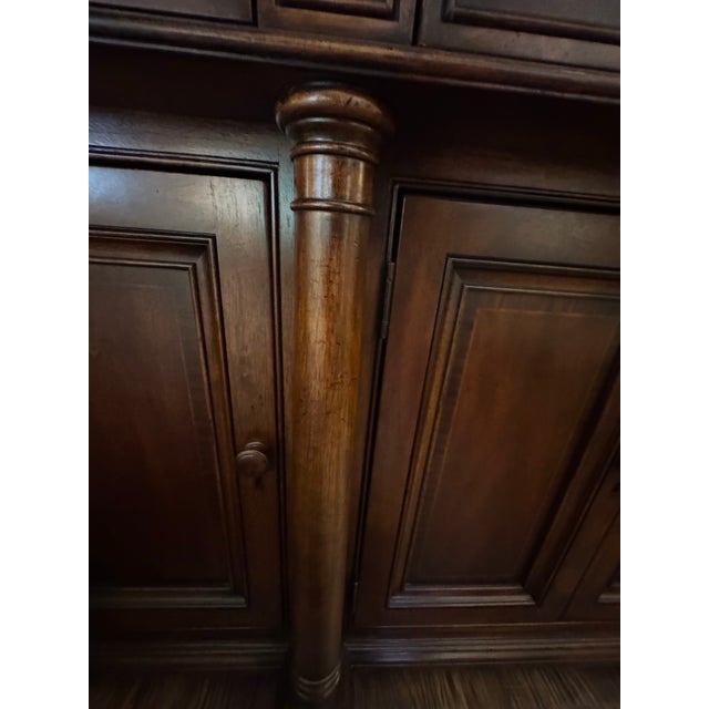 1990s Thomasville Fredericksburg Marble Top Mahogany Credenza / Buffet – Classic Traditional With Fluted Columns For Sale - Image 5 of 10