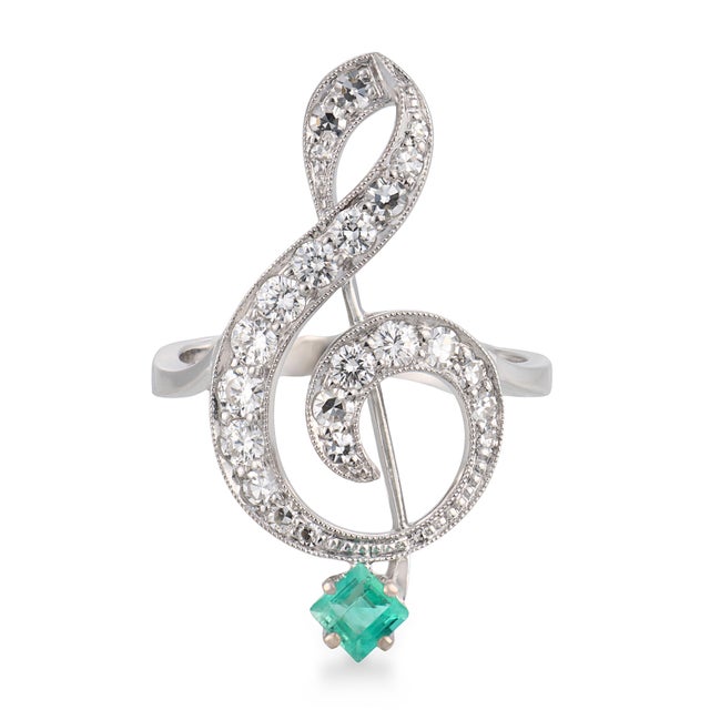Contemporary Vintage Emerald Diamond 18k White Gold Treble Clef Ring, Size 4.75 For Sale - Image 3 of 6
