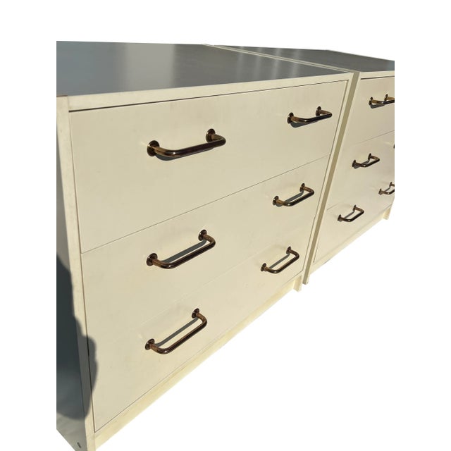 1970s 1970s Vintage Modern Style White Pair of Dressers Chest of Drawers With Brass Hardware - Set of 2 For Sale - Image 5 of 8