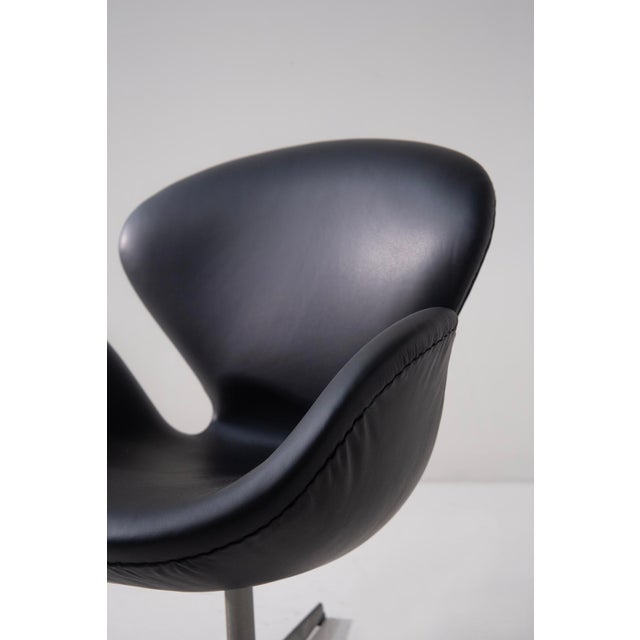 Swan Chair in Black Leather by Arne Jacobsen for Fritz Hansen 1970s For Sale - Image 6 of 9
