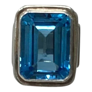Late 20th Century 20 Carat Swiss Blue Topaz Cocktail Ring Set in Sterling Silver, Size 9.5