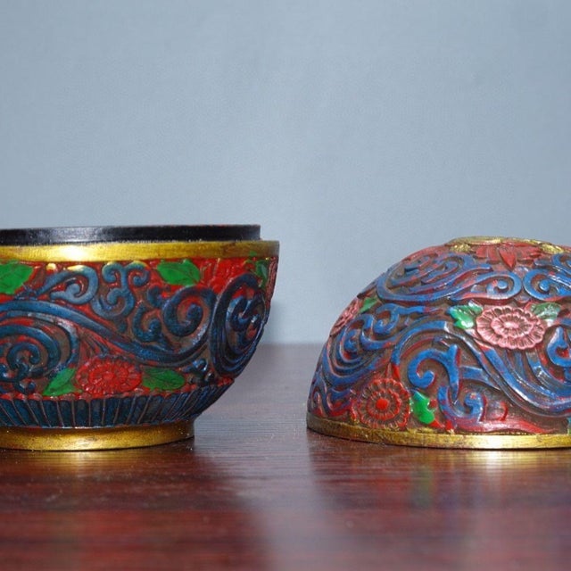 Chinoiserie Carved Lacquer Round Trinket Box With Polychrome Floral Scroll Relief, Chinoiserie Decor For Sale - Image 3 of 9