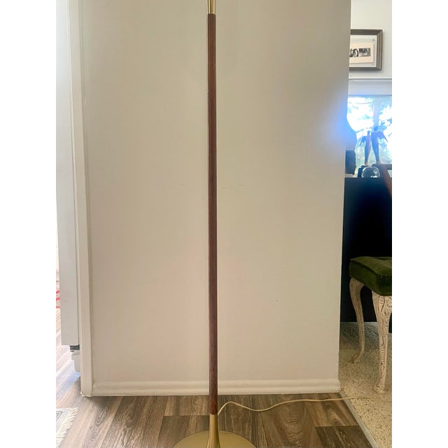 1960s Gerald Thurston for Lightolier Walnut & Brass Torchiere Floor Lamp For Sale - Image 5 of 6