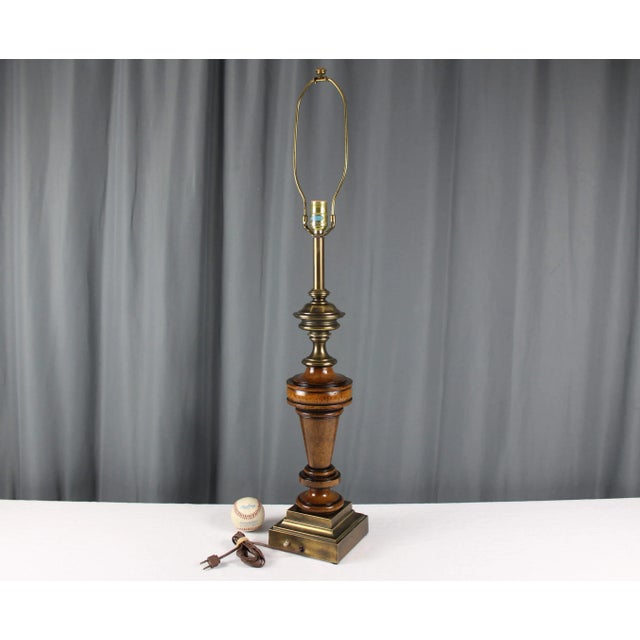 Hollywood Regency 1990s Stiffel Brass & Wood Column Table Lamp For Sale - Image 3 of 11