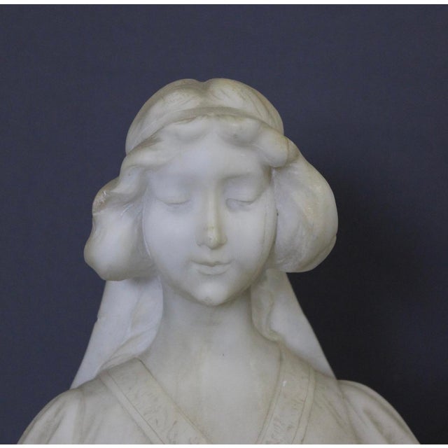 Sculpture representing a bust of a young woman in alabaster, Art Nouveau period, circa 1900, overall in good condition