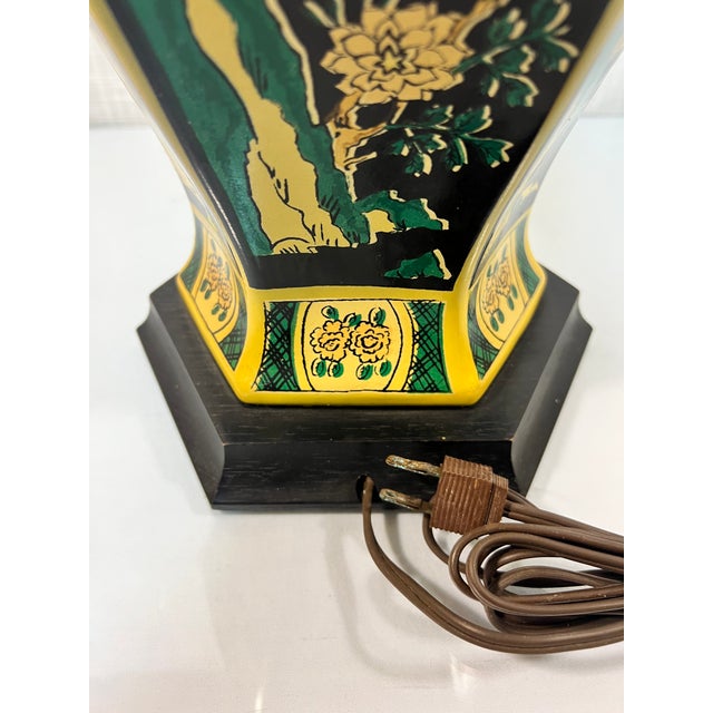 Chinoiserie 1970s Hand-Painted Hexagonal "Famille Noire" Ginger Jar Lamp - Turtle and Crane - Emerald & Gold Chinoiserie For Sale - Image 3 of 11
