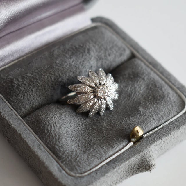 Vintage Flower Ring 18 carat gold and diamonds, Size 5.75 For Sale - Image 6 of 8