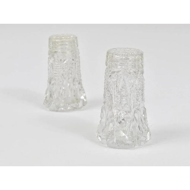 French Art Nouveau Salt and Pepper Shakers in Facetted Crystal Glass, 1920s, Set of 2 For Sale - Image 9 of 11