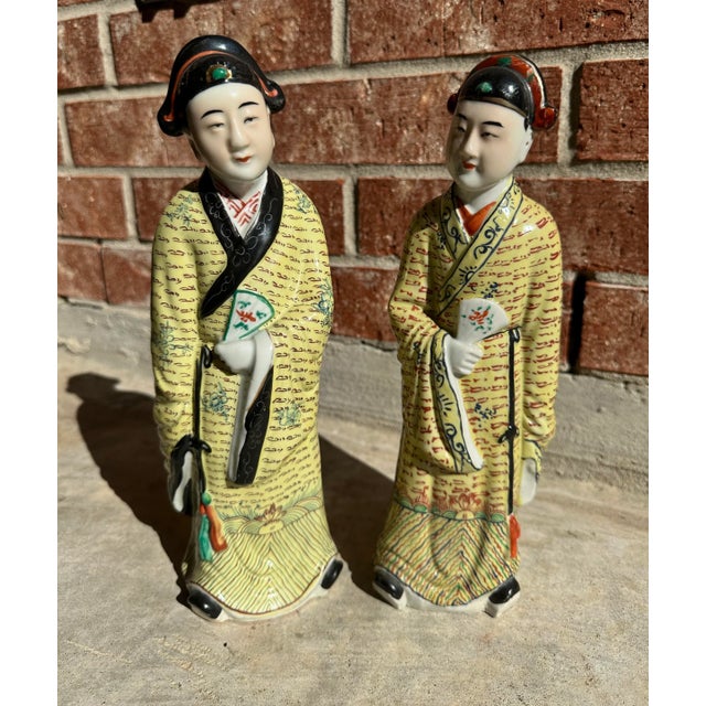 Chinoiserie Antique Chinoiserie Hand Painted Porcelain Chinese Export Figures - a Pair For Sale - Image 3 of 5