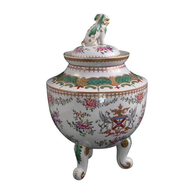 Ceramic French Chinoiserie Armorial Porcelain Vase and Cover from Samson Paris, 1880s For Sale - Image 7 of 15