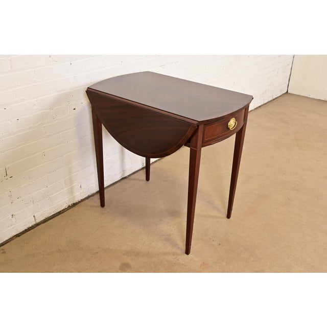 Baker Furniture Company Baker Furniture Georgian Flame Mahogany Drop Leaf Pembroke Side Table, Newly Refinished For Sale - Image 4 of 16