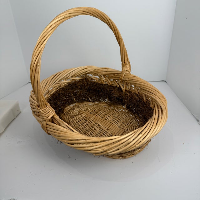 1970s Vintage Oval Natural Wicker Gathering Basket With Handle, Moss Decoration For Sale - Image 5 of 15