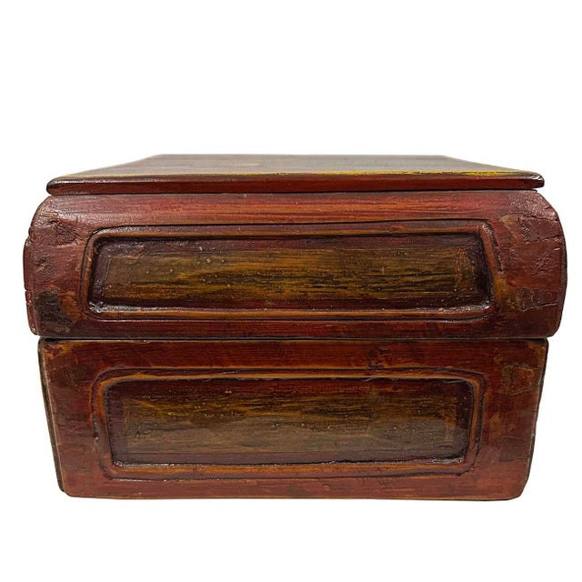 Early 20th-Century Chinese Hand Painted Wooden Jewelry/Fruit Box For Sale - Image 4 of 9