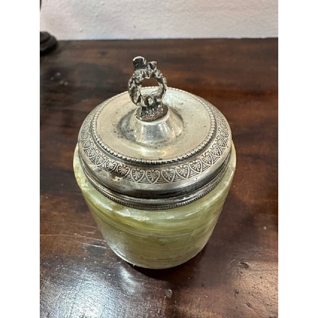 Desk set consisting of ashtray or pocket emptier in green onyx with silver profile with some defects and silver feet;...