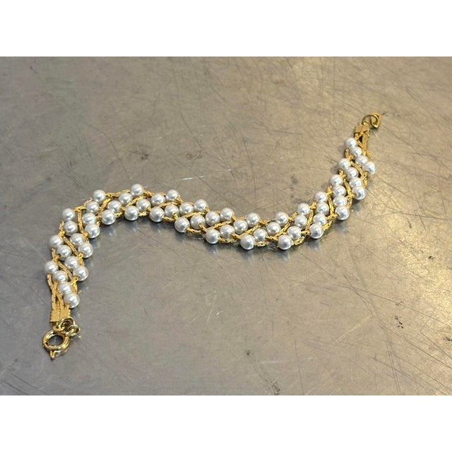 Mid-Century Modern Braided Gold Tone Metal/Faux Pearl Beaded Bracelet For Sale - Image 3 of 3