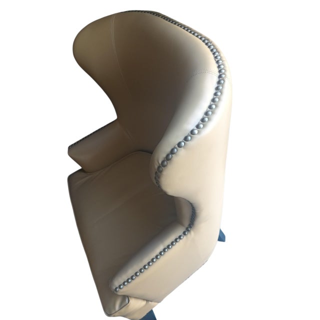 A Pair of Elegant Mid-Century Leather Butterfly Wingback Chairs by Williams-Sonoma. For Sale - Image 9 of 11