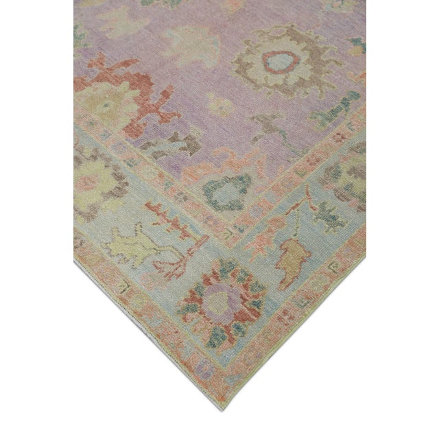 This modern Turkish Oushak rug is a stunning piece of art that has been handwoven using traditional techniques by skilled...