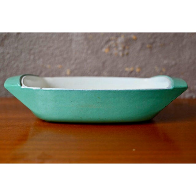 The design of the fifties sometimes makes its way into the kitchen cupboards! This pretty green enameled cast iron dish...