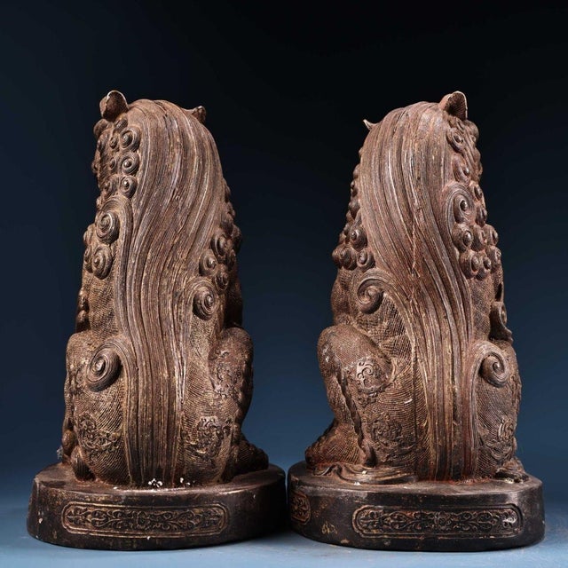 Pair of Large Vintage Gilt Bronze Guardian Lions – Repoussé & Chased Detailing For Sale - Image 4 of 10