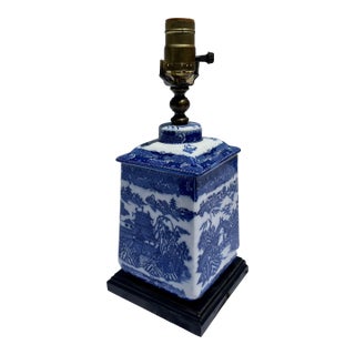 Mid 20th Century Blue Willow Style Chinoiserie Accent Jar Lamp For Sale