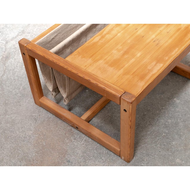 A 1980s Habitat coffee table in solid pine, with simple lines and a beautiful honey hue. Its tabletop offers a generous...