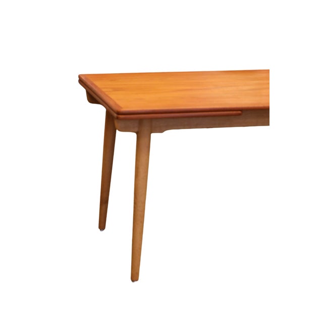 Hans J. Wegner's fantastic and very stylish dining table model AT312 is a true classic in Danish design. The manufacturer...