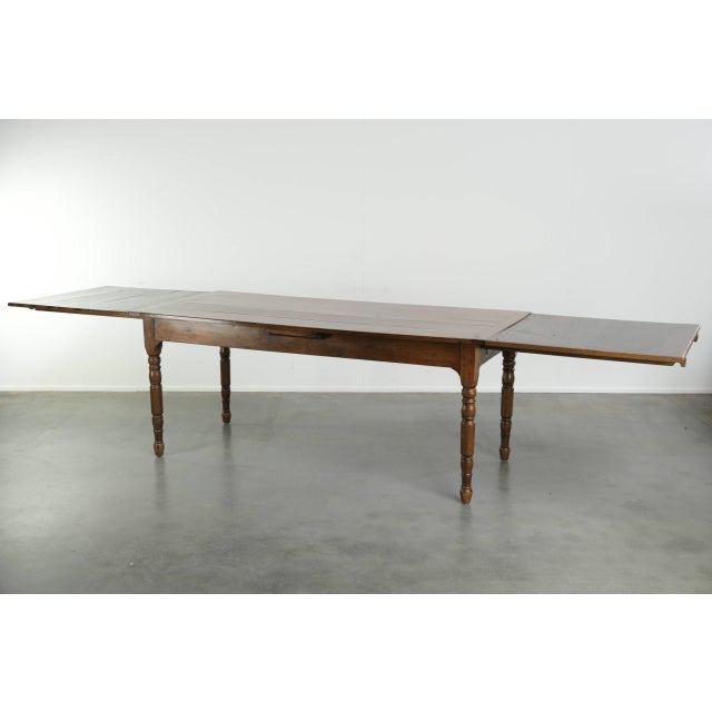 This original antique dining table with extendable leaves is made of oak and dates from the late 18th century. The table...