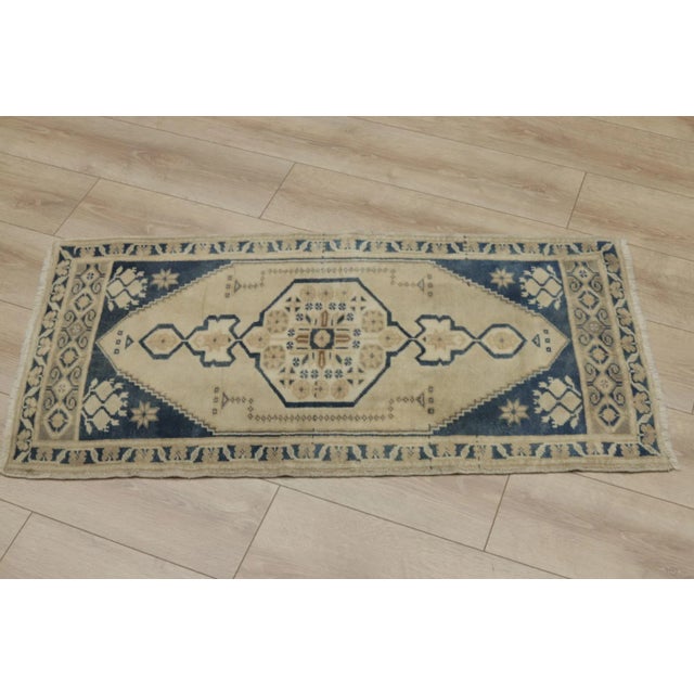 Beige 1980s Turkish Cream Medallion Handmade Rug For Sale - Image 8 of 8
