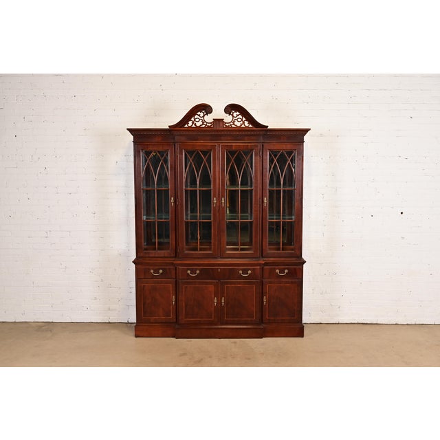 A beautiful Georgian or Chippendale style lighted breakfront bookcase cabinet or dining cabinet By Ethan Allen USA, Late...